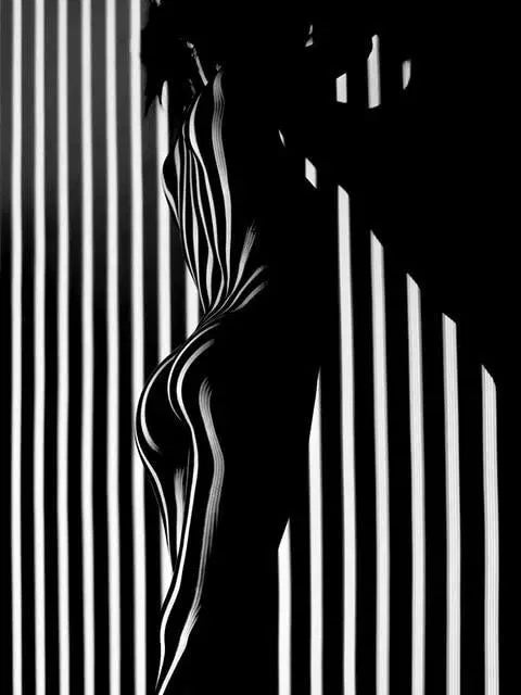 Black + White Post Modern Photography - Tabby Lighting